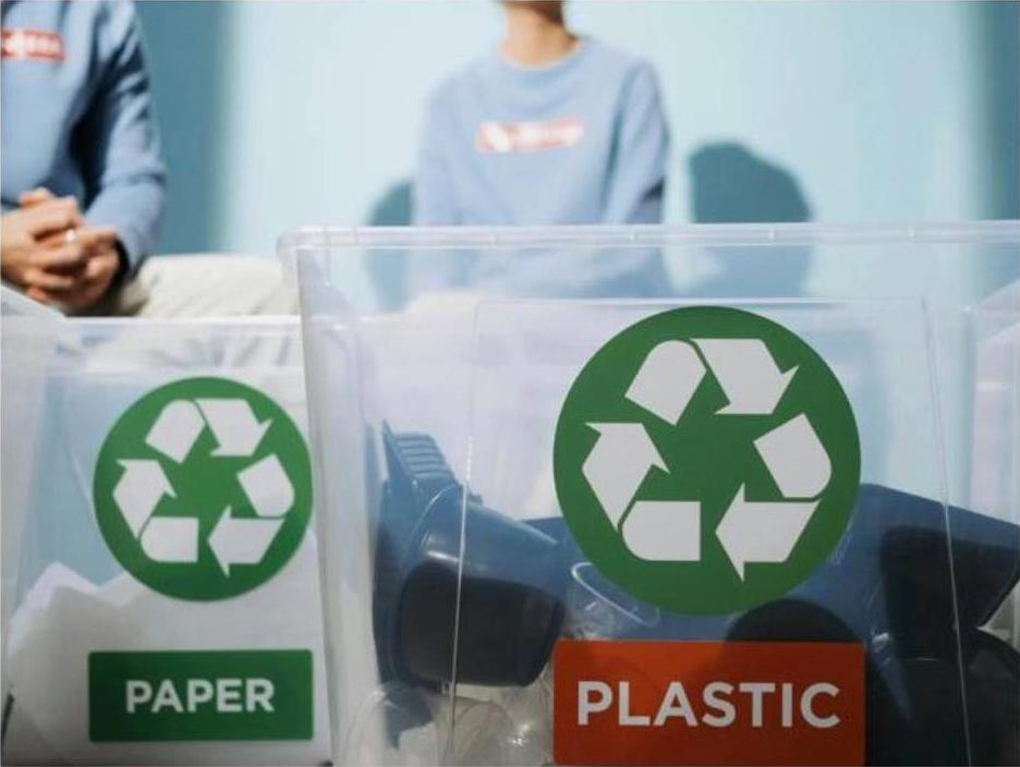 Recyclingbehälter für Papier und Plastik